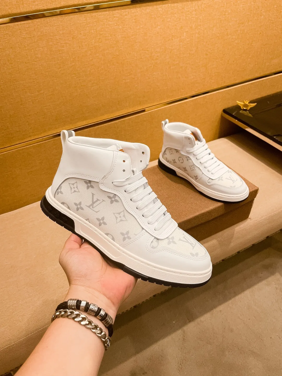 Men's shoes 💰 440💰【 LV 】🔥 Louis Vuitton, high-end men's shoes brand, official website 1:1 latest masterpiece: the upper is made of first-layer cowhide imported from Italy with a comfortable and breathable lining➕original non-slip and wear-resistant outsole🔥, making walking more convenient and comfortable! An exclusive new model, a stunning work, a beautiful 1:1 replica [color] compared to the official quality! Create a fashionable personality to set off your uniqueness! A must-have for trendy men! Classic🔥Size: 38-44 Color: 🔥Multiple colors available🔥